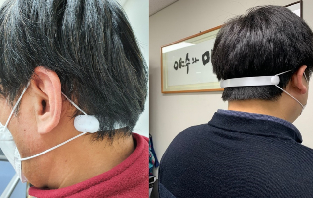 유명 커피믹스의 상자 손잡이를 이용해 마스크 끈을 고정하면 귀에 직접 닿지 않아 통증이 줄일 수 있다. 이 손잡이를 이용해 마스크를 낀 사람들이 인증샷이 이어지고 있다. 독자제공