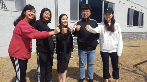 코로나19 경증환자들을 돌보기 위해 전국에서 지원한 간호사들이 17일 청도 생활치료센터에서 잠시 짬을 내 파이팅을 외치고 있다. 노진규 기자