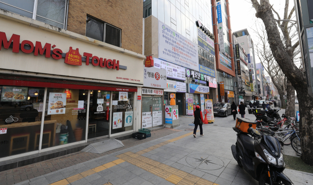 17일 오후 31번 확진자 동선에 있는 대구 수성구의 한 거리가 시민들의 발길이 끊겨 한산한 모습을 보이고 있다. 김영진 기자 kyjmaeil@imaeil.com