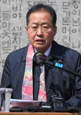 홍준표 전 자유한국당(통합당 전신) 대표가 17일 오후 대구 수성못 이상화 시인의 시비 앞에서 오는 총선에서 무소속으로 대구 수성구을에 출마하겠다는 뜻을 밝히고 있다. 연합뉴스