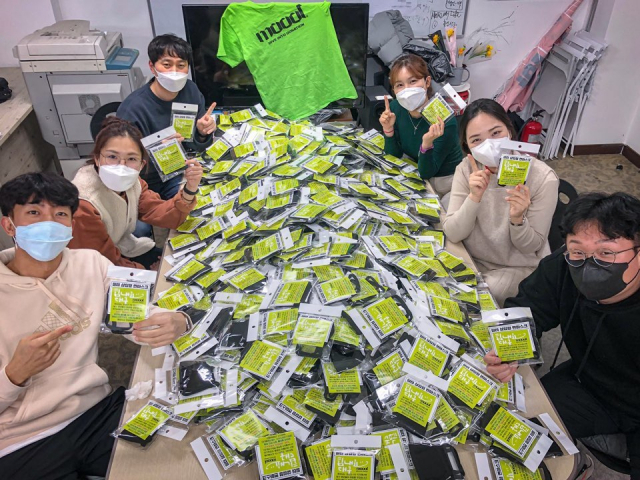 지난 주 무울 운영진이 쪽방촌 어르신들에게 전달할 마스크 제작을 하고 있는 모습. 무울 제공