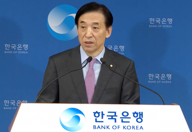 이주열 한국은행 총재가 지난달 16일 서울 중구 한국은행에서 열린 통화정책방향 기자 간담회에서 금리 인하 배경에 관해 설명하고 있다. 연합뉴스