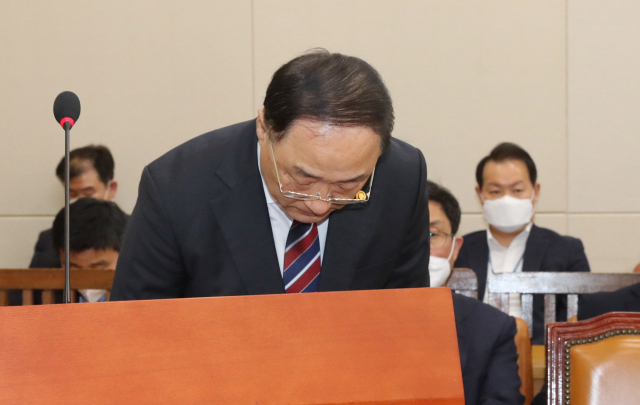 홍남기 경제부총리가 17일 오후 서울 여의도 국회에서 열린 기재위 전체회의에서 기재부 소관 추경안이 통과된 뒤 인사하고 있다. 연합뉴스