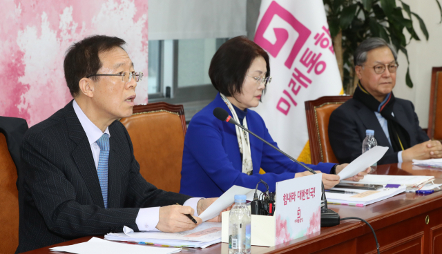 미래통합당 공천관리위원장 직무대행을 맡은 이석연 부위원장이 17일 오후 서울 여 의도 국회에서 공천 결과를 브리핑하고 있다. 연합뉴스