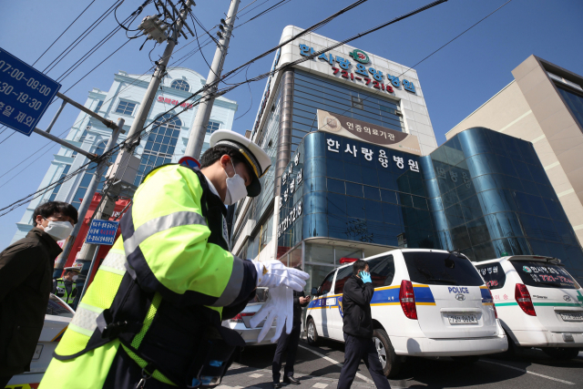 18일 오전 신종 코로나바이러스 감염증(코로나19) 확진자가 다수 나온 것으로 알려진 대구시 서구의 한 요양병원 출입구가 통제되고 있다. 연합뉴스
