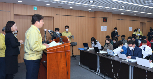 권영진 대구시장이 23일 오전 정례브리핑을 진행하고 있다. 대구시 제공.
