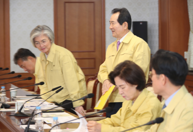 정세균 국무총리가 18일 오전 정부서울청사에서 열린 4·15 총선 대비 공명선거 관계장관회의에 참석하고 있다. 연합뉴스