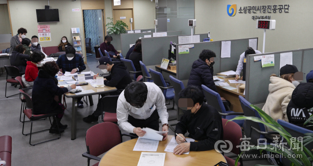 코로나19 확산으로 경기가 얼어붙으면서 생계에 위협을 받는 소상공인들의 대출 상담이 급증하고 있다. 지난 3월 대구 중구 소상공인시장진흥공단 대구남부센터가 코로나19 관련 대출을 받으려는 소상공인들로 붐비고 있다. 매일신문 DB