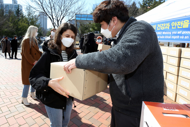 계명대가 코로나 사태로 어려움을 겪고 있는 외국인유학생들과 기초생활수급자 학생 1천500여 명에게 3천만원 상당의 생필품을 나눠주고 있다. 계명대 제공