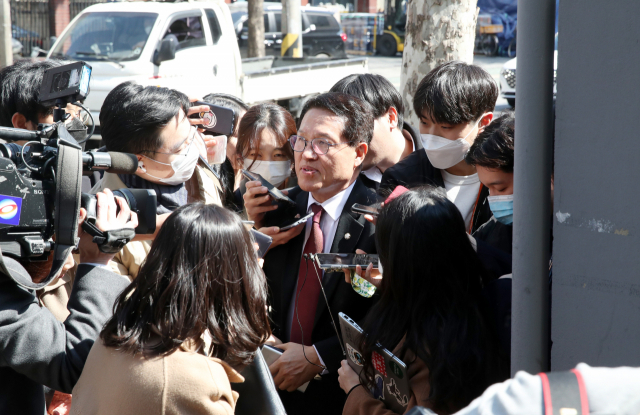 미래한국당 정운천 최고위원이 18일 오후 서울 영등포구 여의도 미래한국당 당사에서 열린 최고위원회의에 참석하며 취재진에게 질문을 받고 있다. 연합뉴스