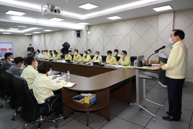 김주수 경북 의성군수가 코로나19 대책회의를 주재하고 있다. 의성군 제공