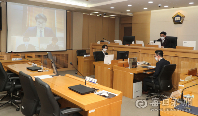 18일 대구고등법원 42호 법정에서 코로나19 확산 방지를 위해 원격 영상으로 재판이 열리고 있다. 성일권 기자 sungig@imaeil.com