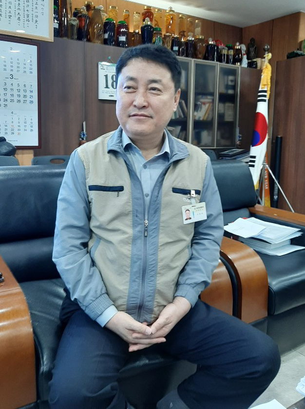 서중호 아진산업(주) 대표가 18일 제47회 상공의날을 맞아 국가 및 지역경제 발전과 일자리 창출에 기여한 공로를 인정받아 은탑산업훈장을 받았다. 김진만기자