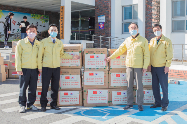 장세용(오른쪽 두 번째) 구미시장을 비롯한 구미시청 직원들이 중국 장사시가 보내온 마스크 상자와 함께 기념촬영을 하고 있다. 구미시 제공