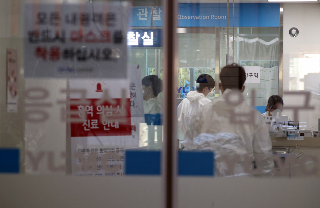 18일 오후 대구시 남구 영남대학교병원 응급실에서 의료진이 분주히 오가고 있다. 보건 당국은 이날 폐렴 증세를 보인 17세 소년이 영남대병원에서 사망해 코로나바이러스감염증-19(코로나19) 감염 여부를 검사하고 있다. 연합뉴스