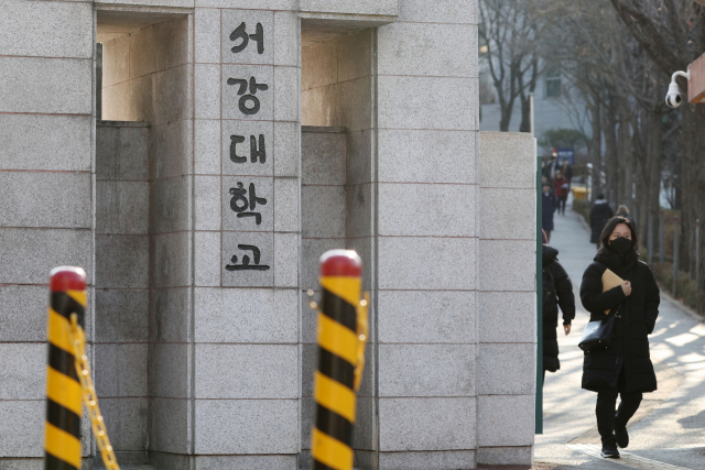 신종 코로나바이러스 감염증 확산 우려가 커지면서 서울 일부 대학들이 개강 연기를 한 4일 오전 서울 마포구 서강대학교 정문을 통해 마스크를 쓴 학생이 나서고 있다. 서강대는 학생 안전을 위해 입학 행사와 졸업식, 신입생 OT를 모두 취소하고, 개강도 2주 연기하기로 결정했다. 연합뉴스