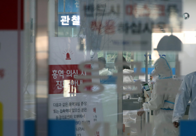 18일 오후 대구시 남구 영남대학교병원 응급실에서 의료진이 분주히 오가고 있다. 보건 당국은 이날 폐렴 증세를 보인 17세 소년이 영남대병원에서 사망해 신종 코로나바이러스 감염증(코로나19) 감염 여부를 검사하고 있다. 연합뉴스