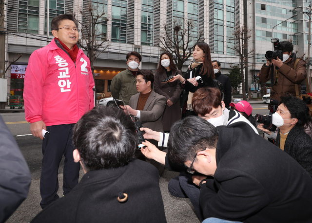 황교안 미래통합당 대표가 17일 종로구 주한중국문화원 앞 거리에서 광화문광장 관련 공약을 발표하고 있다. 연합뉴스