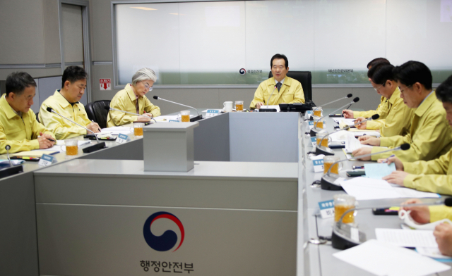 정세균 국무총리가 19일 정부서울청사 중앙재난안전상황실 서울상황센터에서 열린 신종 코로나바이러스 감염증(코로나19) 대응 중앙재난안전대책본부 회의를 주재하고 있다. 연합뉴스