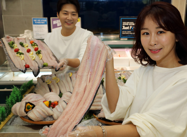 이마트는 오는 25일까지 대형 민물장어 한 마리(손질 전 기준 570~785g)를 1만7천900원에 판매한다. 100g당 3천760원 수준으로 기존 민물장어 가격이 7천890원(100g)인 점을 고려하면 절반 수준에 해당한다. 이마트는 코로나19로 인한 소비 위축으로 큰 어려움을 겪는 민물장어 어가를 돕기 위해 