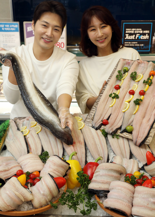 이마트는 오는 25일까지 대형 민물장어 한 마리(손질 전 기준 570~785g)를 1만7천900원에 판매한다. 100g당 3천760원 수준으로 기존 민물장어 가격이 7천890원(100g)인 점을 고려하면 절반 수준에 해당한다. 이마트는 코로나19로 인한 소비 위축으로 큰 어려움을 겪는 민물장어 어가를 돕기 위해 