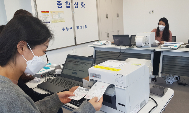 지난 19일 대구 수성구 범어동 행정복지센터에서 국회의원선거 사전투표 모의시험이 열렸다. 모의시험에 참가한 행정복지센터 직원이 모의 신분증으로 투표용지를 뽑고 있다. 서광호 기자
