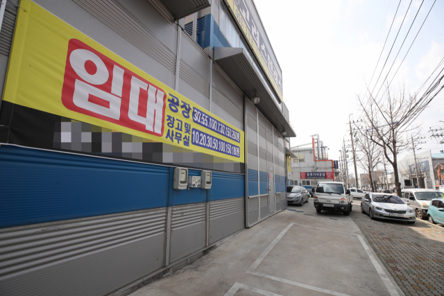 코로나19 여파로 경기 침체가 이어지고 있는 가운데 지난 29일 오후 대구 북구 3공단에 공장 임대를 알리는 현수막이 붙어있다. 김영진 기자 kyjmaeil@imaeil.com