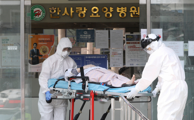 대구 서구 한사랑요양병원에서 119구급대원들이 코로나19 환자를 이송하고 있는 모습. 매일신문DB