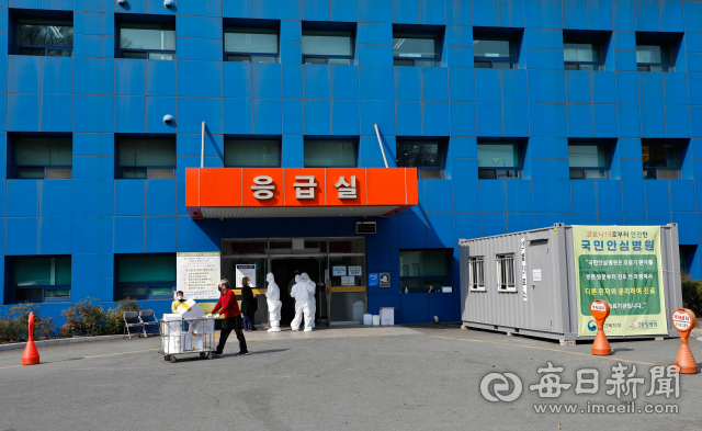 19일 경산시 한 병원 응급실에 마련된 선별진료소에서 의료진들이 분주히 움직이고 있다. 우태욱 기자 woo@imaeil.com