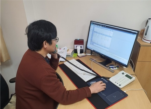 대구 계성고가 코로나19로 인한 휴업 기간 동안 학습과 진로진학 지도의 공백을 최소화하기 위해 전화, SNS 등을 활용한 진로진학 상담을 강화하고 있다. 계성고 김갑철 진로진학부장 교사의 상담 모습. 계성고 제공