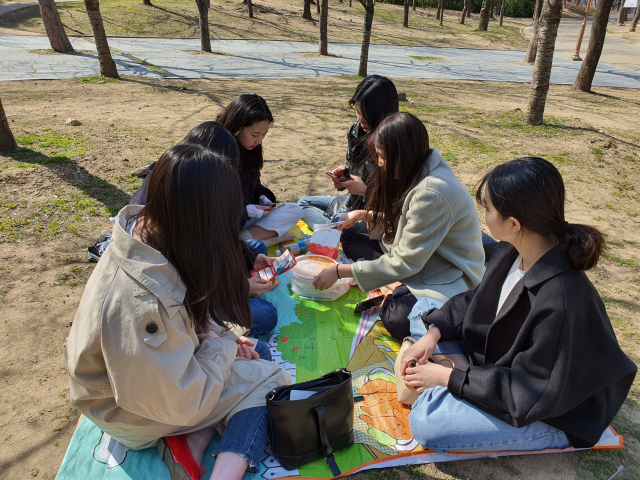 19일 오후 두류공원 야외음악당에 개학이 미뤄진 학생들이 나와 배달음식을 시켜놓고 이야기를 나누고 있다. 김지수 기자