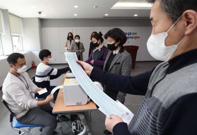 19일 오후 부산 연제구 연산 제2동 사전투표소(연제구청 대회의실) 모의 체험장에 마련된 