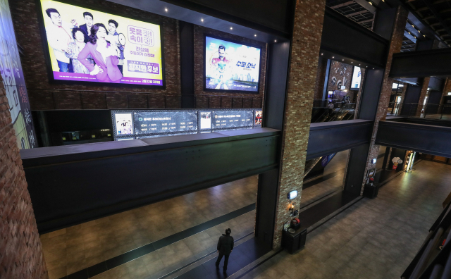 18일 서울 시내 한 영화관에서 한 시민이 상영작 안내 화면을 살펴보고 있다. 지난 17일 영화진흥위원회 영화관입장권 통합전산망에 따르면 전날 총 관객은 3만6천447명으로 집계됐다. 2004년 3월 이후 최저치다. 연합뉴스
