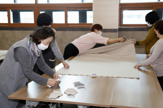 자원봉사자들이 마스크를 만들기 위해 원단을 자르고 있다. 상주시 제공