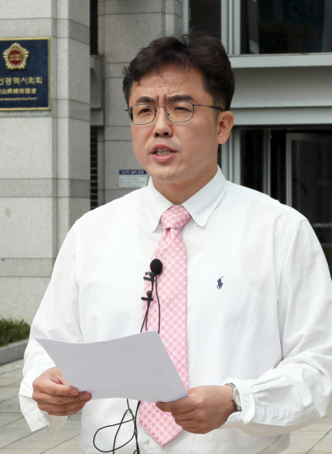 미래통합당 김원성 부산 북·강서을 예비후보가 19일 부산시의회 앞에서 긴급 기자회견을 열고 미투 의혹을 전면 부인하는 입장을 밝히고 있다. 연합뉴스