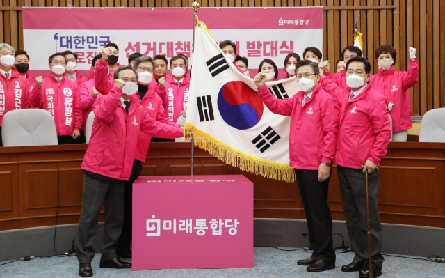 미래통합당 황교안 대표와 심재철 원내대표, 박형준 전 혁신통합추진위원장, 신세돈 숙명여대 경제학부 명예교수가 20일 오전 국회에서 열린 제21대 국회의원 선거 중앙선거대책위원회 발대식에서 태극기를 흔들고 있다. 연합뉴스