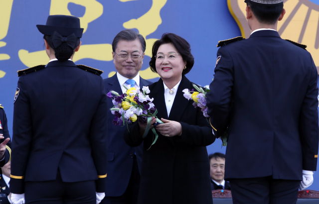 문재인 대통령과 김정숙 여사가 12일 오후 충남 아산 경찰대학에서 열린 신임경찰 경위·경감 임용식에서 대표자들을 축하하고 있다. 연합뉴스