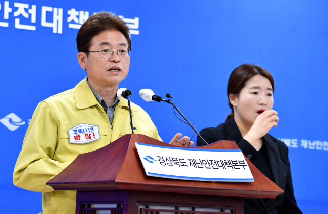 이철우 경북도지사가 20일 코로나19 정례 브리핑에서 도내 요양병원 및 시설 관리 방안을 설명하고 있다. 경북도 제공