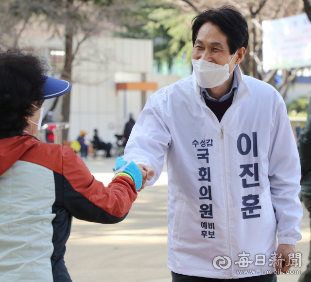 4·15총선 대구 수성갑에 무소속 출마 선언한 이진훈 예비후보가 20일 수성구 화랑공원에서 유권자들에게 인사를 하고 있다. 성일권 기자 sungig@imaeil.com