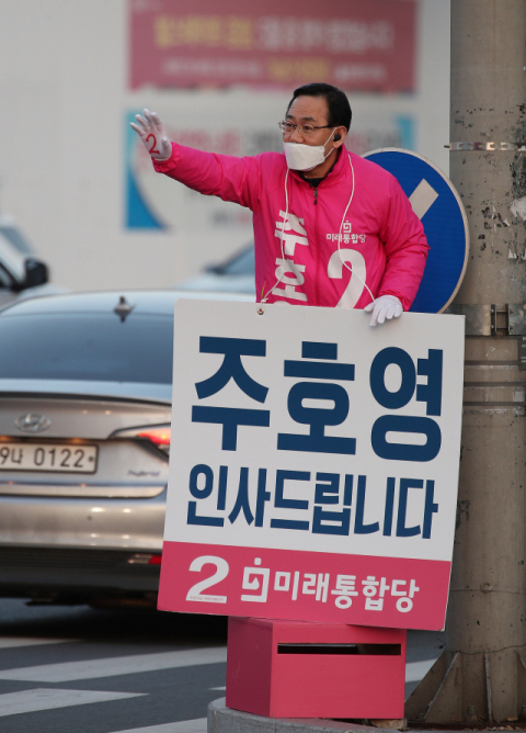 미래통합당 대구 수성갑 후보 주호영 의원이 20일 오후 대구 수성구 만촌네거리에서 유권자들에게 퇴근길 거리인사를 하고 있다. 김영진 기자 kyjmaeil@imaeil.com
