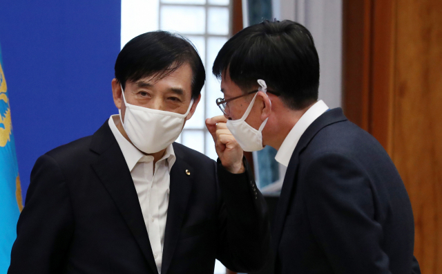 이주열 한국은행 총재와 김상조 청와대 정책실장이 19일 청와대에서 열린 코로나19 대응 논의를 위한 비상경제회의에 앞서 대화하고 있다. 연합뉴스