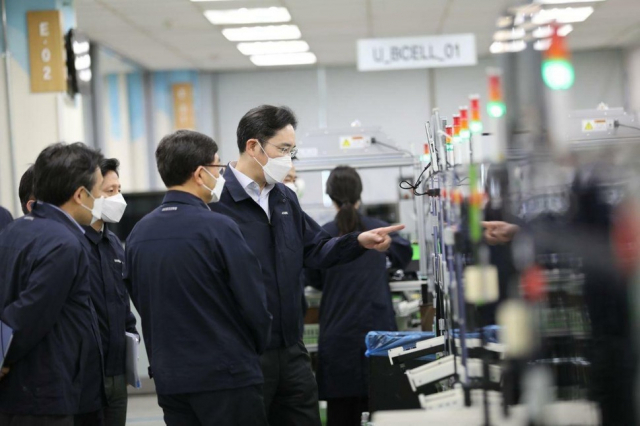 이재용 삼성전자 부회장이 지난 3일 구미사업장에서 스마트폰 생산라인을 점검하고 있다. 삼성전자 제공
