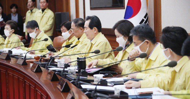 휴일인 21일 정부서울청사에서 국무위원 전원이 참석해 열린 코로나19 비상국무위원 워크숍이 정세균 국무총리 주재로 열리고 있다. 연합뉴스