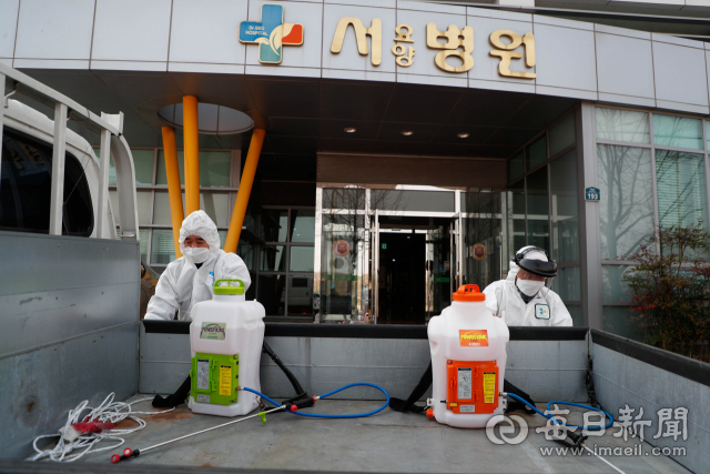 21일 코로나19 확진자가 다수 발생한 경산 서요양병원에서 경산시보건소 관계자가 방역을 하고 있다. 이날까지 이 병원 35명을 포함, 대구와 경북의 요양병원에서 발생한 코로나19 확진자가 200명을 넘어섰다. 우태욱 기자 woo@imaeil.com