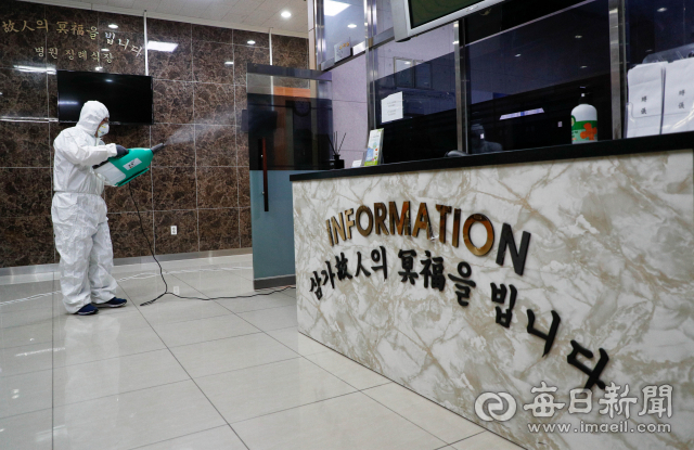 코로나19 확진자가 다수 발생한 대구 대실요양병원에서 21일 방역 관계자가 병원 지하 장례식장을 소독하고 있다. 대구시가 지난 13일부터 요양병원과 요양원에 대한 전수조사에 나섰지만 무더기 확진이 속속 드러나 