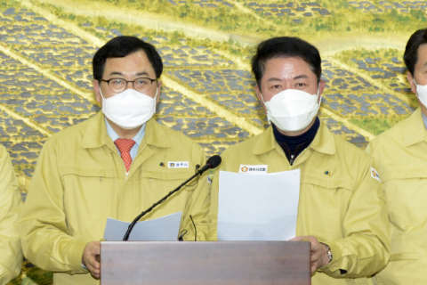 주낙영 경주시장(왼쪽)과 윤병길 경주시의회 의장이 긴급생활지원금 지원과 관련한 공동 담화문을 발표하고 있다. 경주시 제공