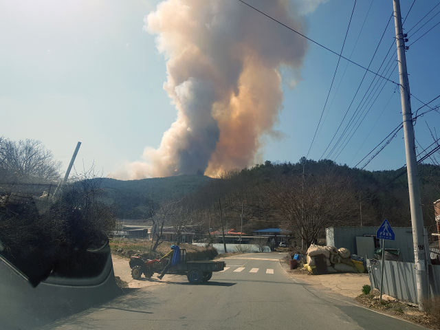 22일 경북 안동시 풍천면 어담리 356-1번지 일원의 야산에서 산불이 발생해 산림당국이 진화에 나섰다. 사진은 인근 마을에서 바라본 산불 모습. 남부지방산림청 제공