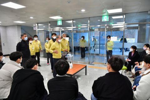 지난 20일 경북 청도군 생활치료센터(신화랑풍류마을)에서 이승율 청도군수가 의료진을 격려하고 있다. 청도군 제공