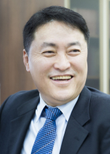 아진산업(주) 서중호 대표가 코로나19 극복 성금 2천만원을 경산시에 기탁했다.