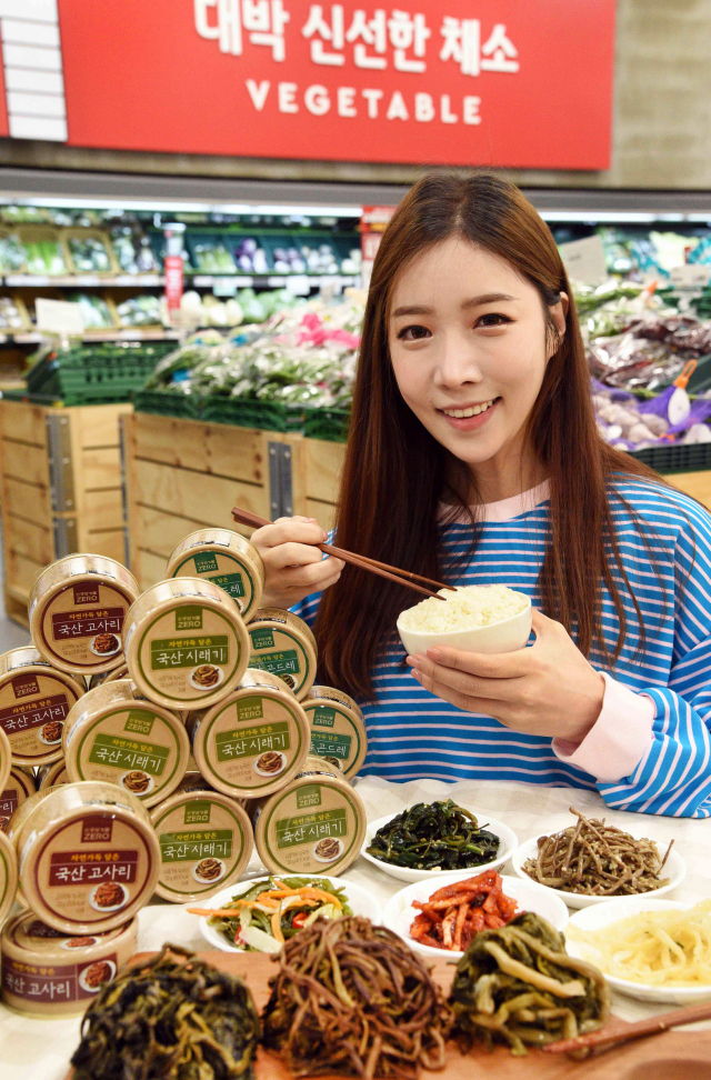 홈플러스는 손질 후 삶은 고구마순·시래기·곤드레·고사리 등 나물캔 4종을 선보였다. 손질과 세척이 번거롭고 유통기한이 짧아 가정에서 쉽게 조리하기 어려웠던 나물 무침 요리를 언제든 간편하게 즐길수 있도록 멸균포장한 제품이다. =홈플러스 제공